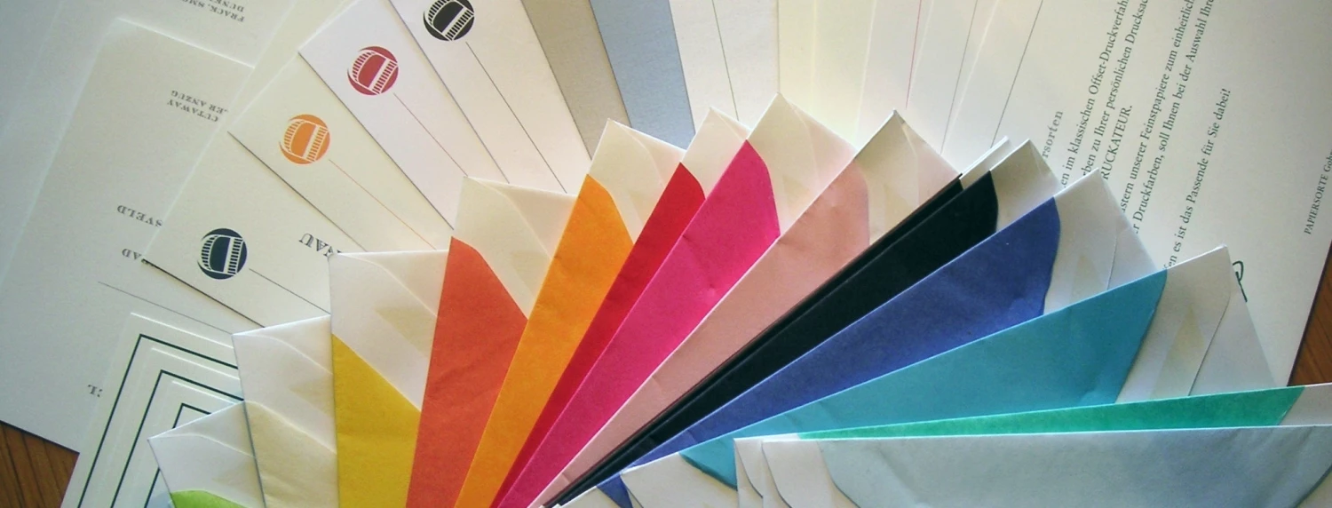 Seidengefütterte Umschläge und Papiermuster